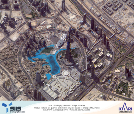 아리랑 3A호가 촬영한 강원 평창군에 위치한 오대산 국립공원의 모습(왼쪽). 아리랑 3A호가 촬영한 아랍에미리트(UAE) 두바이에 있는 세계에서 가장 높은 빌딩인 '버즈 칼리파'의 모습. SIIS 제공
